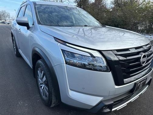 2023 Nissan Pathfinder SL
