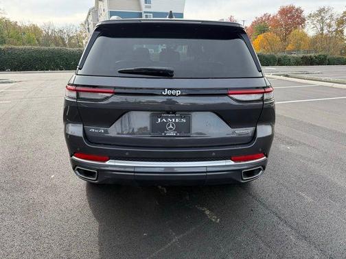 2022 Jeep Grand Cherokee Summit