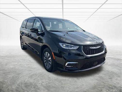 2025 Chrysler Pacifica Hybrid Select