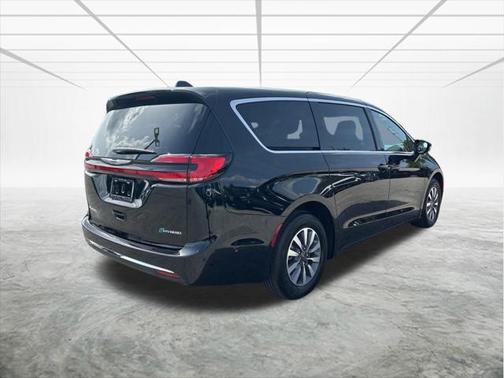 2025 Chrysler Pacifica Hybrid Select