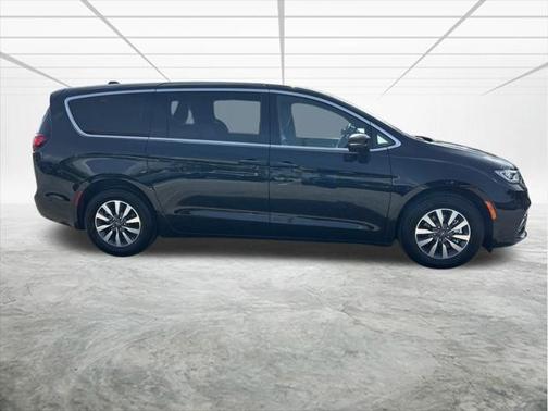 2025 Chrysler Pacifica Hybrid Select