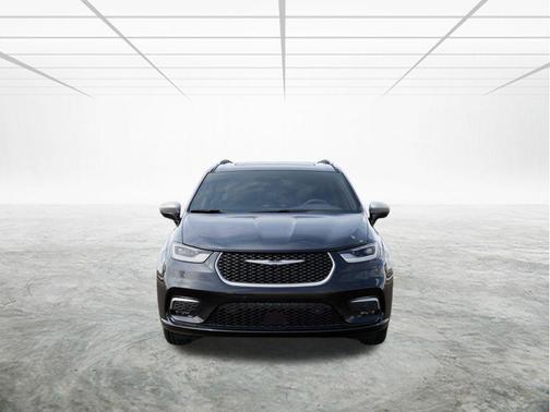 Diamond Black Crystal Pearlcoat 2026 Chrysler Pacifica L