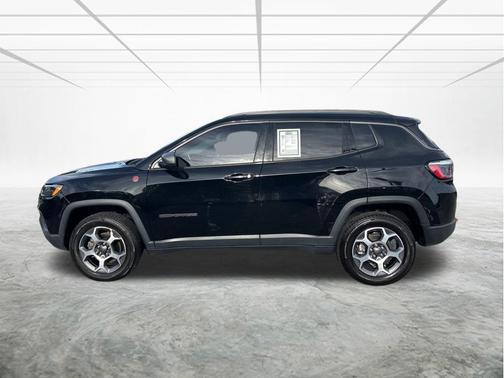 Diamond Black Crystal Pearlcoat 2022 Jeep Compass Trailhawk