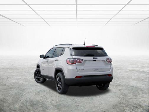 Bright White Clearcoat 2026 Jeep Compass Latitude