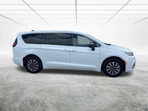 2025 Chrysler Pacifica Hybrid Select