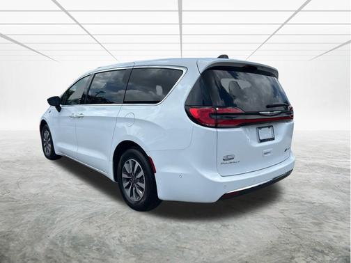 2025 Chrysler Pacifica Hybrid Select