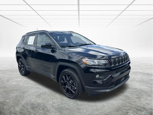 Diamond Black Crystal Pearlcoat 2025 Jeep Compass Latitude
