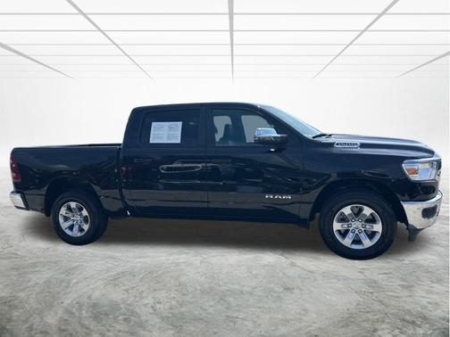 Diamond Black Crystal Pearlcoat 2024 RAM 1500 Laramie