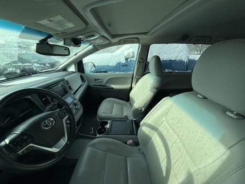2017 Toyota Sienna XLE