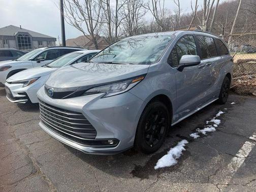 2025 Toyota Sienna Woodland Edition