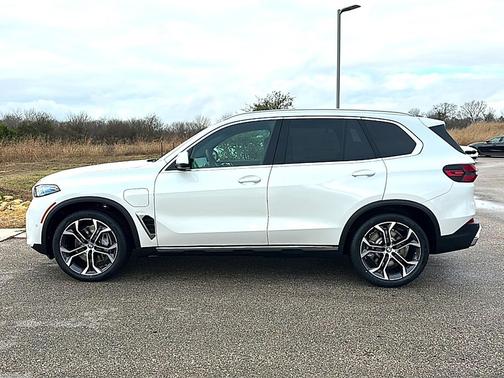 Mineral White Metallic 2026 BMW X5 PHEV xDrive50e