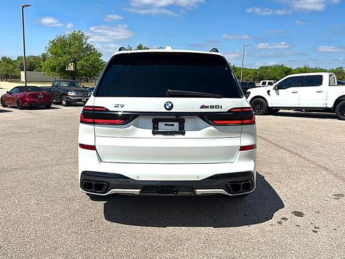 Mineral White Metallic 2025 BMW X7 M60i