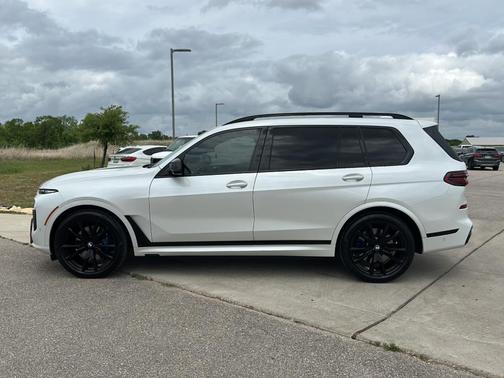 Mineral White Metallic 2025 BMW X7 M60i