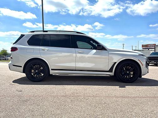 Mineral White Metallic 2025 BMW X7 M60i