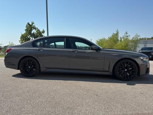 2022 BMW 740 i