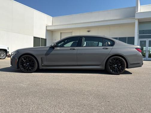 2022 BMW 740 i