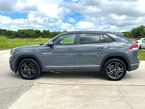 Pure Gray 2021 Volkswagen Atlas Cross Sport 3.6L V6 SE w/Technology R-Line