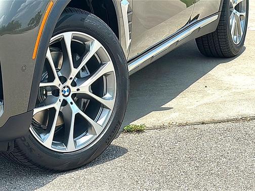 Manhattan Green Metallic 2026 BMW X5 xDrive40i