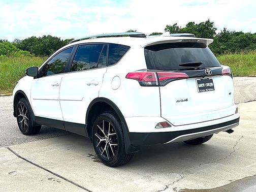 Super White 2018 Toyota RAV4 SE