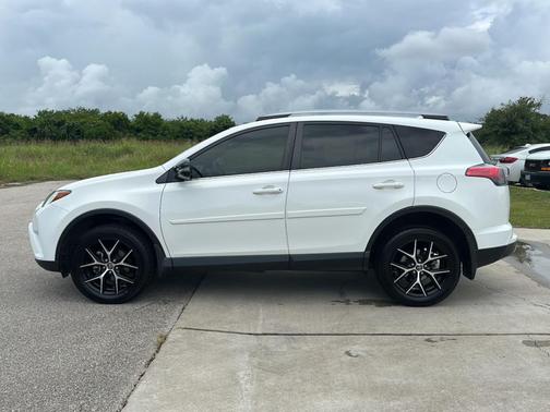 Super White 2018 Toyota RAV4 SE