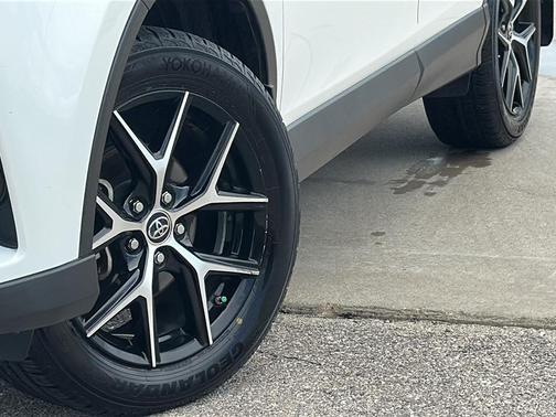 Super White 2018 Toyota RAV4 SE