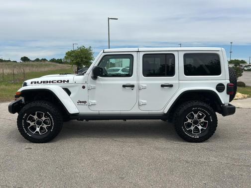 Bright White Clearcoat 2023 Jeep Wrangler Rubicon