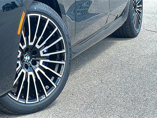 Black Sapphire Metallic 2026 BMW 740