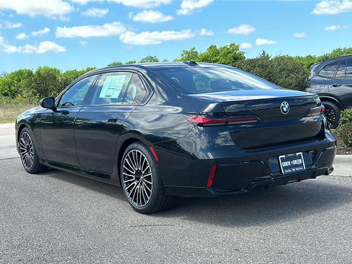 Black Sapphire Metallic 2026 BMW 740