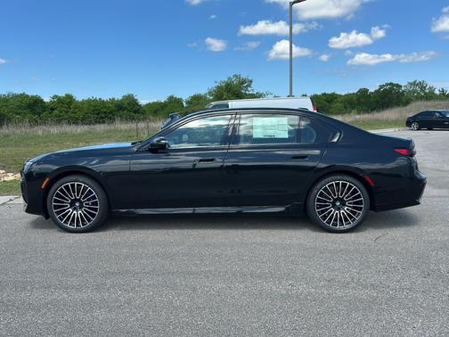 Black Sapphire Metallic 2026 BMW 740