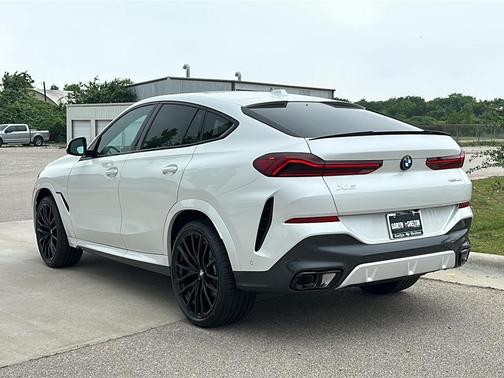 Mineral White 2027 BMW X6 xDrive40i