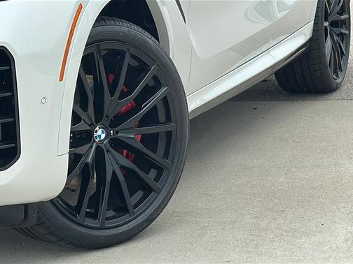 Mineral White 2027 BMW X6 xDrive40i