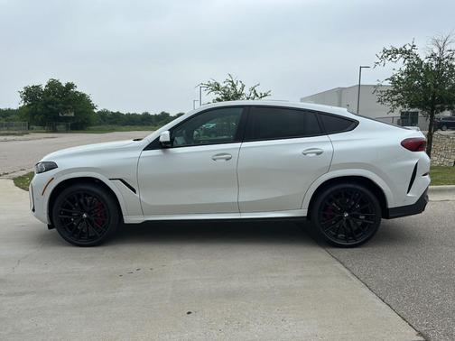 Mineral White 2027 BMW X6 xDrive40i
