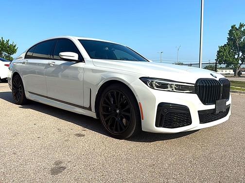 Mineral White Metallic 2022 BMW 740 i