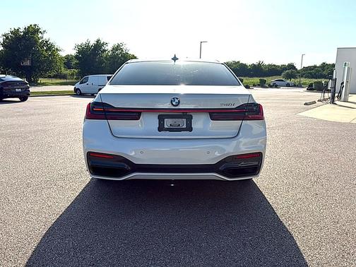 Mineral White Metallic 2022 BMW 740 i
