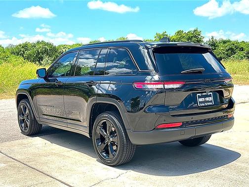 Diamond Black Crystal Pearlcoat 2023 Jeep Grand Cherokee Altitude