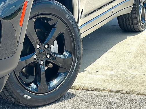 Diamond Black Crystal Pearlcoat 2023 Jeep Grand Cherokee Altitude