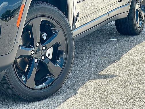 Diamond Black Crystal Pearlcoat 2023 Jeep Grand Cherokee Altitude
