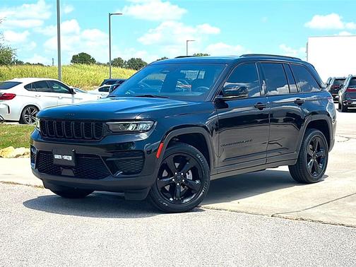 Diamond Black Crystal Pearlcoat 2023 Jeep Grand Cherokee Altitude