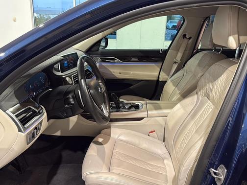 2022 BMW 740 i