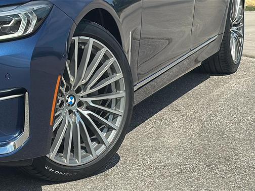 2022 BMW 740 i