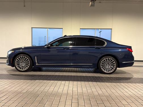2022 BMW 740 i