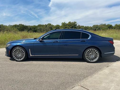 2022 BMW 740 i