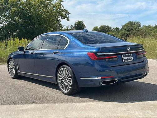 2022 BMW 740 i