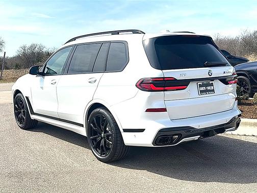 Mineral White Metallic 2026 BMW X7 M60i