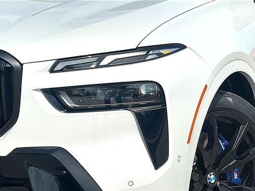 Mineral White Metallic 2026 BMW X7 M60i