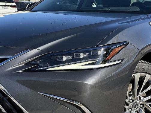 2023 Lexus ES 300h Ultra Luxury