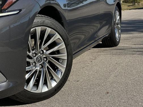 2023 Lexus ES 300h Ultra Luxury