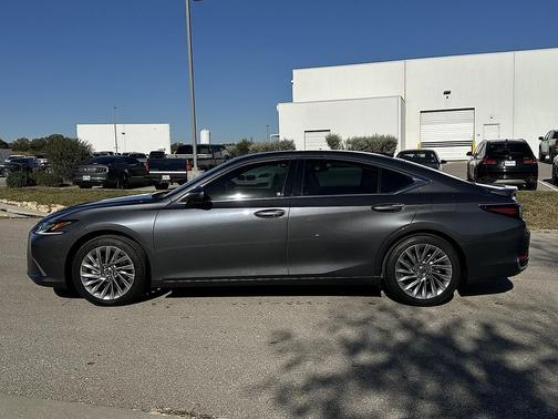 2023 Lexus ES 300h Ultra Luxury