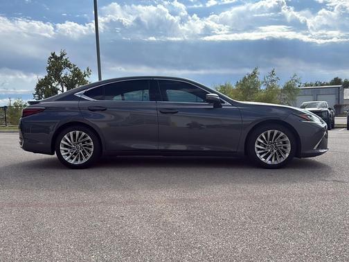 2023 Lexus ES 300h Ultra Luxury