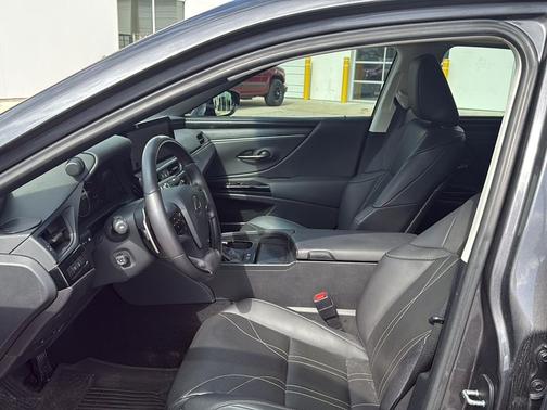 2023 Lexus ES 300h Ultra Luxury